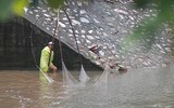 Bất chấp nguy hiểm người dân dùng kích điện bắt cá trên sông Kim Ngưu